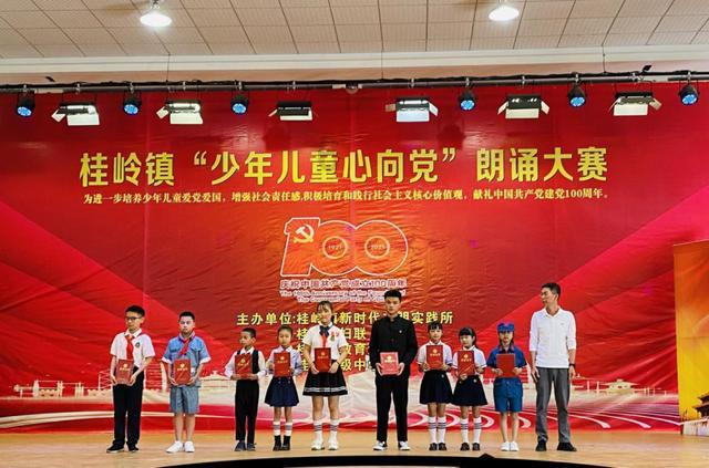秦岚解锁杂志夏季刊封面，你认为她适合走什么风格？游戏画面